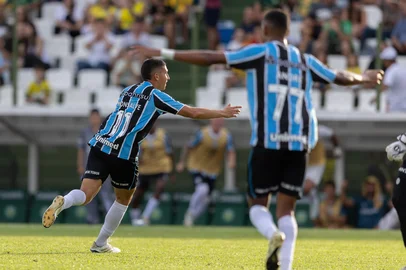 GAUCHO 2025, YPIRANGA X GREMIORS - GAÚCHO 2025, YPIRANGA X GRÊMIO - ESPORTES - RS - ERECHIM - 15/02/2025 - GAÚCHO 2025, YPIRANGA X GRÊMIO - Monsalve jogador do Grêmio comemora seu gol durante partida contra o Ypiranga no estádio Colosso da Lagoa pelo campeonato Gaúcho 2025. 15/02/2025 - Foto: LIAMARA POLLI/AGIF - AGÊNCIA DE FOTOGRAFIA/AGIF - AGÊNCIA DE FOTOGRAFIA/ESTADÃO CONTEÚDOEditoria: ESPORTESLocal: ERECHIMIndexador: LIAMARA POLLIFotógrafo: AGIF - AGÊNCIA DE FOTOGRAFIA<!-- NICAID(15977312) -->