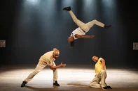 Premiado espetáculo de dança urbana, TRIVIAL leva a Bento Gonçalves bailarinos da periferia que cruzam o cotidiano e o preconceito com a expressão artística<!-- NICAID(16225162) -->