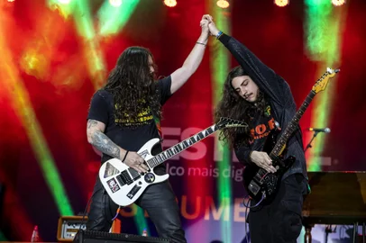 Guitarrista da banda de heavy metal Sepultura, o roqueiro Andreas Kisser volta aos palcos de Porto Alegre nesta quinta-feira (11). O músico se apresentará ao lado do filho Yohan na premiação dos vencedores do eFestival Instrumental, no Araújo Vianna, que também traz à Capital outros nomes de peso da música para apresentações gratuitas, como o gaiteiro Renato Borghetti. Na foto, show do festival em São Paulo.<!-- NICAID(15169749) -->