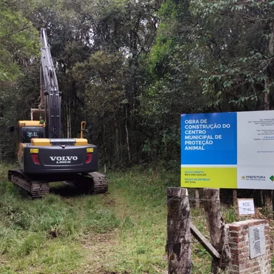 Somente nesta terça-feira (28), após 15 dias da assinatura da ordem de início das obras do Centro de Proteção Animal de Caxias do Sul, é que máquinas começaram a trabalhar no local. A justificativa do secretário do Meio Ambiente e Sustentabilidade (Semmas), Ronaldo Boniatti, para a demora foi questões envolvendo o fornecimento de energia elétrica no terreno.<!-- NICAID(16155706) -->
