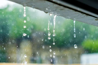 Rainwater drains off the roof.Igor Batenev / stock.adobe.com<!-- NICAID(15538041) -->