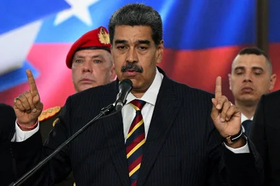 (FILES) Venezuela's President Nicolas Maduro (C) addresses the media after appearing before the Supreme Court of Justice (TSJ) in Caracas on August 9, 2024. After his disputed re-election in July, Venezuelan President Nicolas Maduro launched a major offensive against social networks, which the government has promised to regulate by law in the next few days. (Photo by Federico PARRA / AFP)Editoria: POLLocal: CaracasIndexador: FEDERICO PARRASecao: electionFonte: AFPFotógrafo: STF<!-- NICAID(15851405) -->