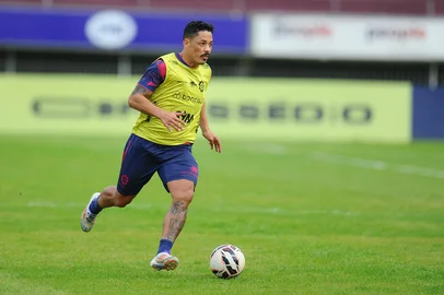 CAXIAS DO SUL, RS, BRASIL, 16/07/2025. Caxias realiza treinamento no Estádio Centenário na preparação para enfrentar o Náutico pela 13ª rodada da Série C do Campeonato Brasileiro. Na foto, meia Tomas Bastos. (Porthus Junior/Agência RBS)Indexador: BTK<!-- NICAID(16081850) -->