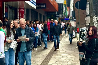 Jovens, imigrantes e profissionais com formação lotam fila em busca de oportunidade no Café com Emprego, em Passo Fundo<!-- NICAID(16266259) -->