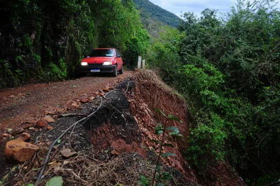 CAXIAS DO SUL, RS, BRASIL, 28/08/2024. A reportagem foi até Vila Cristina, interior de Caxias, para pauta sobre uma estrada que está caindo e é uma das formas de saída da localidade de Vila Maria. (Bruno Todeschini/Agência RBS)Indexador: BTK<!-- NICAID(15775076) -->
