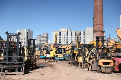 PORTO ALEGRE, RS, BRASIL, 27-08-2025: Trânsito. Trecho da avenida voluntários da pátria não contemplado por duplicação aumenta impostos de comércios do local mesmo sem a realização da obra. Foto: Jonathan Heckler/Agência RBS<!-- NICAID(16111825) -->