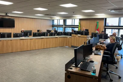 O Tribunal de Justiça do RS avançou na proposta que cria 809 cargos comissionados sob o custo de pelo menos R$ 126 milhões anuais. Em reunião na tarde desta quarta-feira (16), a Comissão de Organização Judiciária (Coje) aprovou a minuta da proposta de revisão do plano de carreira dos servidores que inclui as novas funções.<!-- NICAID(16018571) -->