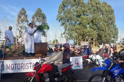 Cinco mil fieis participam de procissão no dia do motorista e agricultor em Passo Fundo<!-- NICAID(15490053) -->