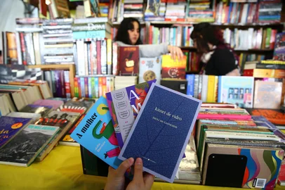 CAXIAS DO SUL, RS, BRASIL, 09/10/2025. 41ª Feira do Livro de Caxias na Praça Dante Alighieri. Livro de escritores que estarão presentes  no último final de semana da feira. (Porthus Junior/Agência RBS)<!-- NICAID(16142818) -->