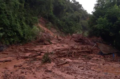 Queda de barreira bloqueia Serra das Antas entre Bento Gonçalves e Veranópolis<!-- NICAID(15750247) -->