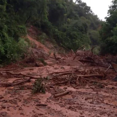 Queda de barreira bloqueia Serra das Antas entre Bento Gonçalves e Veranópolis<!-- NICAID(15750247) -->