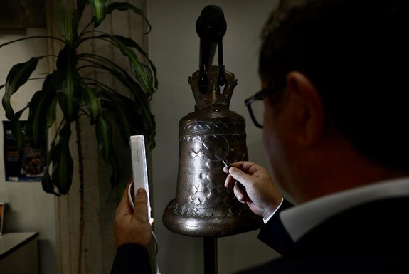 Porto Alegre, RS, Brasil, 05/12/2023 - Um dos sinos mais antigos do estado estará exposto na PUC. Na foto, Professor Dr. Édison Hüttner da Puc, ao lado do Sino de 1719. - Foto: Jefferson Botega/Agência RBS<!-- NICAID(15617061) -->