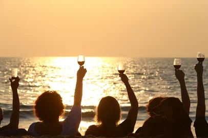 por do sol , pô do sol , silhueta, mulheres, brinde<!-- NICAID(15989929) -->