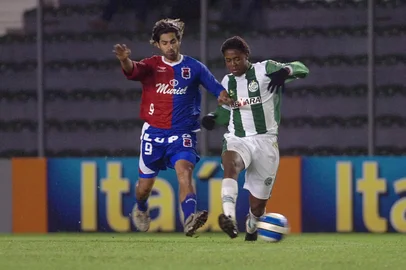 *** Juventude x Paraná - Porthus1 ***Juventude x Paraná, jogo válido pela segunda rodada da série A do Campeonato Brasileiro e realizado no estádio Alfredo Jaconi. Na foto atacante Josiel e volante Roger Bernardo (D).A do Campeonato Brasileiro e realizado no estádio Alfredo Jaconi.<!-- NICAID(1130258) -->