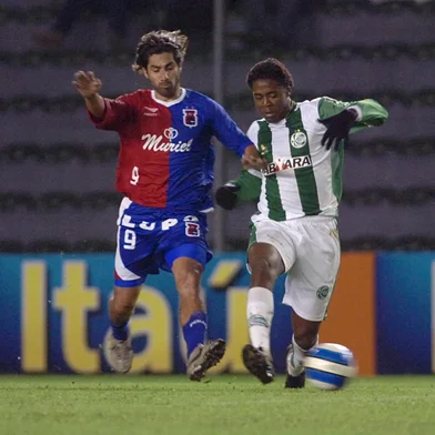 *** Juventude x Paraná - Porthus1 ***Juventude x Paraná, jogo válido pela segunda rodada da série A do Campeonato Brasileiro e realizado no estádio Alfredo Jaconi. Na foto atacante Josiel e volante Roger Bernardo (D).A do Campeonato Brasileiro e realizado no estádio Alfredo Jaconi.<!-- NICAID(1130258) -->