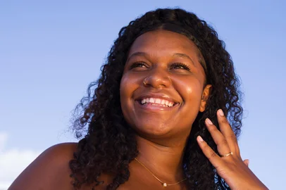 Acompanhando a banda residente Thiago Ribeiro & Amigos, a cantora Camila Lemos se apresenta na edição do projeto Samba do Quintana que ocorre neste domingo (6), na Travessa dos Cataventos.<!-- NICAID(16009427) -->