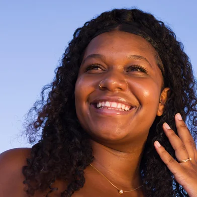 Acompanhando a banda residente Thiago Ribeiro & Amigos, a cantora Camila Lemos se apresenta na edição do projeto Samba do Quintana que ocorre neste domingo (6), na Travessa dos Cataventos.<!-- NICAID(16009427) -->