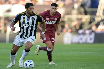 Atletico Mineiro's forward #07 Hulk and Lanus' midfielder #30 Agustin Cardozo and fight for the ball during the Copa Sudamericana final football match between Argentina's Lanus and Brazil's Atletico Mineiro at the Defensores del Chaco stadium in Asuncion on November 22, 2025. (Photo by JUAN MABROMATA / AFP)<!-- NICAID(16172542) -->