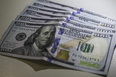 dólar<!-- NICAID(15722652) -->