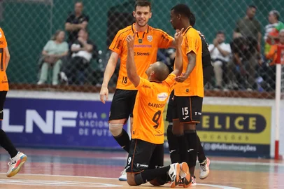 ACBF x Praia Clube pelas semifinais da Super Copa Gramado.<!-- NICAID(16243244) -->