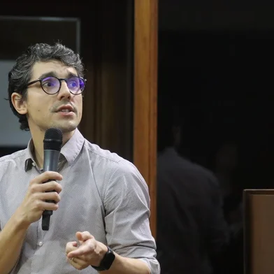 Secretário de Parcerias Estratégicas de Caxias do Sul, Matheus Neres da Rocha, na Câmara de Vereadores. Ele apresentou o projeto de concessão do Mercado Público aos parlamentares.<!-- NICAID(15566988) -->