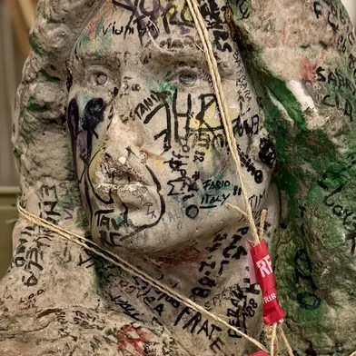 This photograph released by Paris' Police Prefecture and whose release was authorised by the prosecutor's office on May 19, 2025 shows the long-lost bust of American singer Jim Morrison that once adorned the grave of the iconic frontman of The Doors, recovered by chance by French police 37 years after it was stolen from a Paris cemetery. The sculpture by Croatian artist Mladen Mikulin, placed at the grave to mark the 10th anniversary of Morrison's death and missing since 1988, was found during a search tied to a fraud case led by the Paris public prosecutor's office, a source close to the investigation told AFP. It was found by the financial and anti-corruption brigade of the judicial police department of the police. (Photo by Handout / DPJ-PP / AFP) / RESTRICTED TO EDITORIAL USE - MANDATORY CREDIT "AFP PHOTO / DPJ-PP" -  NO MARKETING NO ADVERTISING CAMPAIGNS - DISTRIBUTED AS A SERVICE TO CLIENTSEditoria: ACELocal: ParisIndexador: HANDOUTSecao: musicFonte: DPJ-PPFotógrafo: Handout<!-- NICAID(16042264) -->