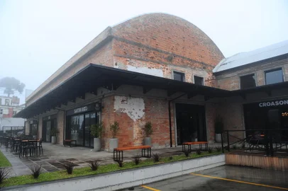 CAXIAS DO SUL, RS, BRASIL, 18/11/2021. Fomos conhecer o Pátio da Estação, novo espaço de gastronomia, lazer e eventos no Largo da Estação Férrea, em Caxias do Sul. O complexo ocupa os prédios onde já foram a Cooperativa Vinícola Caxiense e a Companhia Vinícola Rio Grandense. (Porthus Junior/Agência RBS)<!-- NICAID(14944632) -->