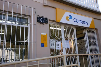As comunidades dos bairros Ana Rech e Galópolis, em Caxias do Sul, foram surpreendidas no último mês com o anúncio do fechamento das agências dos Correios nas localidades a partir do dia 31 de maio. Na unidade de Ana Rech, já é possível ver o aviso do encerramento.<!-- NICAID(16284614) -->