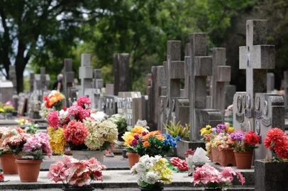 Porto Alegre, RS, Brasil, 02-11-2023: Dia de Finados no Cemitério Municipal São João, no bairro Higienópolis. Algumas pessoas que foram prestar homenagem a entes falecidos encontraram sepulturas depredadas. Foto: Mateus Bruxel / Agência RBS<!-- NICAID(15586711) -->