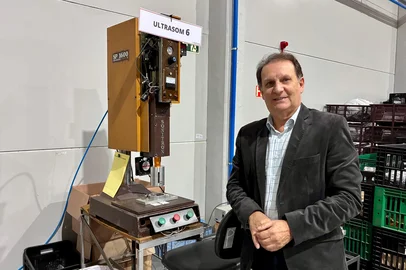 Eis uma máquina para soldagem de termoplástico, a primeira de Caxias, segundo Remo Boff. O empresário comprou o ultrasom em 1987, quando estava à frente da antiga Plásticos Balestro. Desde 2000, ela opera na Multilight, fabricante de lanternas automotivas.  Da marca Sonitron, o equipamento foi adquirido por seu Remo, na época, para soldar uma peça de um caminhão Mercedes Benz.<!-- NICAID(16047357) -->
