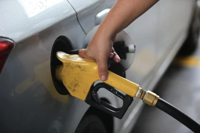 AUMENTO DA GASOLINA – Ouvintes enviaram mensagens para o GH alertando para o aumento repentino na gasolina nos postos do Vale do Sinos e Região Metropolitana. Vamos verificar esse aumento, podemos ouvir os motoristas e tentar entender o que motivou essa mudança no preço.<!-- NICAID(15736281) -->