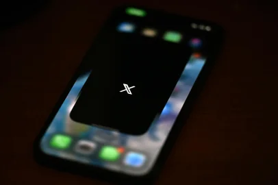 This photo illustration shows the social media platform X (former Twitter) app on a smartphone in Rio de Janeiro, Brazil on September 18, 2024. Brazilian X users reported their surprise after being able to access the platform, suspended in Latin America's largest country by a decision of the supreme court, which is investigating an apparent technical instability. (Photo by Mauro PIMENTEL / AFP)Editoria: CLJLocal: Rio de JaneiroIndexador: MAURO PIMENTELSecao: mass mediaFonte: AFPFotógrafo: STF<!-- NICAID(15869802) -->