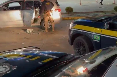 Um homem de 28 anos foi preso em flagrante na noite de terça-feira (20) com aproximadamente 17 mil maços de cigarros contrabandeados do Paraguai, em Santiago, na Região Central do Estado. A ação foi realizada pela Polícia Rodoviária Federal (PRF) na BR-287.