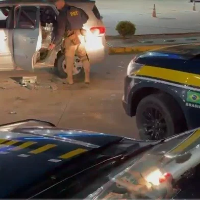 Um homem de 28 anos foi preso em flagrante na noite de terça-feira (20) com aproximadamente 17 mil maços de cigarros contrabandeados do Paraguai, em Santiago, na Região Central do Estado. A ação foi realizada pela Polícia Rodoviária Federal (PRF) na BR-287.