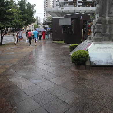 BENTO GONÇALVES, RS, BRASIL, 19/12/2024. Rui das Merces Alcântara Fontes, 36 ano, foi esfaqueado no fim da manhã desta quinta-feira na praça Doutor Bartholomeu Tacchini, no centro de Bento Gonçalves. Ele chegou a ser encaminhado aos hospital, mas morreu durante a noite. O agressor, de 42 anos, foi preso em flagrante, confessou o crime e teve a prisão convertida para preventiva pela Justiça. (Porthus Junior/Agência RBS)<!-- NICAID(15938971) -->
