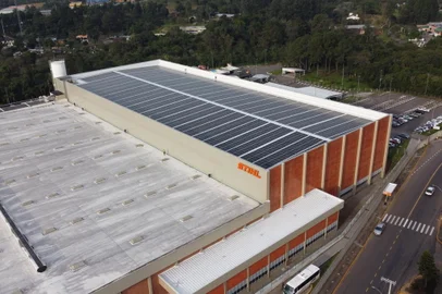 Stihl inaugura usina fotovoltaica com mais de 2,1 mil painéis solares na fábrica em São Leopoldo. A energia produzida torna o prédio em que está instalada a estrutura, uma das maiores do País em telhados, autossuficiente. Ou seja, produzirá toda a energia que consome ao longo do ano.<!-- NICAID(15810564) -->