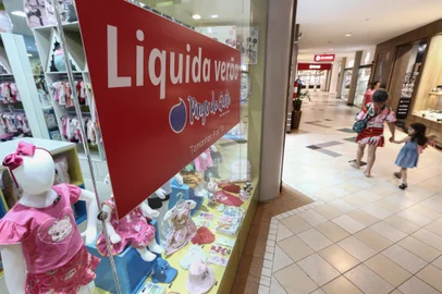 CAXIAS DO SUL, RS, BRASIL, 09/01/2025. Comercio caxiense abre o ano com descontos e condições especiais de pagamento. (Bruno Todeschini/Agência RBS)Indexador: Bruno Todeschini<!-- NICAID(15950423) -->