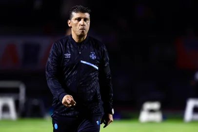 BRASILEIRO A 2025, SAO PAULO X GREMIOSP - BRASILEIRO A 2025, SÃO PAULO X GRÊMIO - ESPORTES - SP - SÃO PAULO - 17/05/2025 - BRASILEIRO A 2025, SÃO PAULO X GRÊMIO -  técnico do Grêmio durante partida contra o São Paulo no estádio Morumbi pelo campeonato Brasileiro A 2025. 17/05/2025 - Foto: MARCELLO ZAMBRANA/AGIF - AGÊNCIA DE FOTOGRAFIA/AGIF - AGÊNCIA DE FOTOGRAFIA/ESTADÃO CONTEÚDOEditoria: ESPORTESLocal: SÃO PAULOIndexador: MARCELLO ZAMBRANAFotógrafo: AGIF - AGÊNCIA DE FOTOGRAFIA<!-- NICAID(16040010) -->