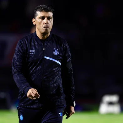 BRASILEIRO A 2025, SAO PAULO X GREMIOSP - BRASILEIRO A 2025, SÃO PAULO X GRÊMIO - ESPORTES - SP - SÃO PAULO - 17/05/2025 - BRASILEIRO A 2025, SÃO PAULO X GRÊMIO -  técnico do Grêmio durante partida contra o São Paulo no estádio Morumbi pelo campeonato Brasileiro A 2025. 17/05/2025 - Foto: MARCELLO ZAMBRANA/AGIF - AGÊNCIA DE FOTOGRAFIA/AGIF - AGÊNCIA DE FOTOGRAFIA/ESTADÃO CONTEÚDOEditoria: ESPORTESLocal: SÃO PAULOIndexador: MARCELLO ZAMBRANAFotógrafo: AGIF - AGÊNCIA DE FOTOGRAFIA<!-- NICAID(16040010) -->