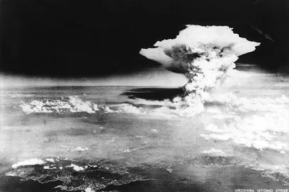 TO GO WITH AFP STORY "JAPAN-US-NUCLEAR-HISTORY-WWII-HIROSHIMA-ANNIVERSARY" BY HIROSHI HIYAMAThis handout picture taken on August 6, 1945 by US Army and released from Hiroshima Peace Memorial Museum shows a mushroom cloud of the atomic bomb dropped by B-29 bomber Enola Gay over the city of Hiroshima. Charred bodies bobbed in the brackish waters that flowed through Hiroshima 70 years ago this week, after a once-vibrant Japanese city was consumed by the searing heat of the world's first nuclear attack. About 140,000 people are estimated to have been killed in the attack, including those who survived the bombing itself but died soon afterward due to severe radiation exposure.  AFP PHOTO / HIROSHIMA PEACE MEMORIAL PARK---EDITORS NOTE---HANDOUT RESTRICTED TO EDITORIAL USE - MANDATORY CREDIT "AFP PHOTO / HIROSHIMA PEACE MEMORIAL MUSEUM" - NO MARKETING NO ADVERTISING CAMPAIGNS - DISTRIBUTED AS A SERVICE TO CLIENTS (Photo by Handout / Hiroshima Peace Memorial Museum / AFP)Editoria: WARLocal: HiroshimaIndexador: HANDOUTSecao: warFonte: Hiroshima Peace Memorial MuseumFotógrafo: STR<!-- NICAID(15485516) -->