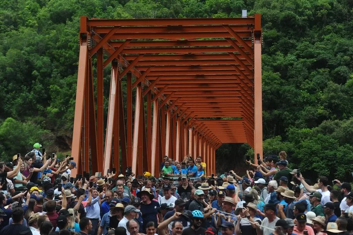 Centenas de pessoas puxaram caminhonete que levou responsáveis pela arrecadação de recursos e construção da ponte. 