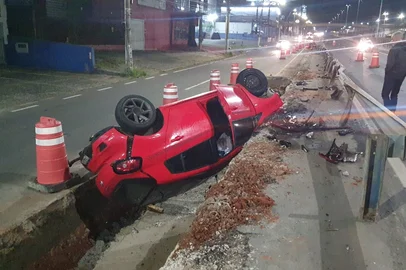 Capotamento na BR-116, em Canoas