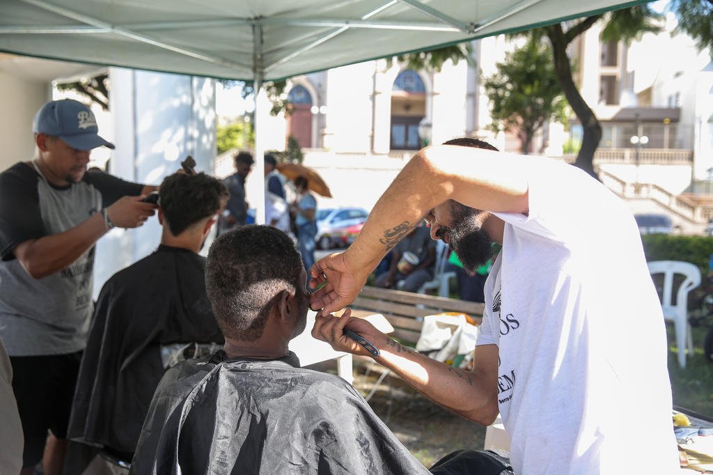 Ação para pessoas em situação de rua em Caxias tem acolhimento, cortes ...