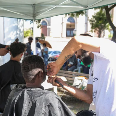 CAXIAS DO SUL, RS, BRASIL, 14/03/2024. FAS realiza ação para população em situação de rua na Praça Dante Alighieri. (Neimar De Cesero/Agência RBS)<!-- NICAID(15705799) -->