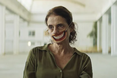 Sonhar com Leões (2025), filme escrito e dirigido por Paolo Marinou-Blanco e estrelado por Denise Fraga<!-- NICAID(16106581) -->