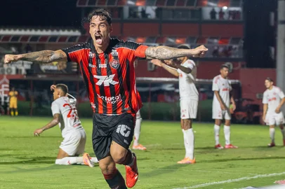 VITÓRIA X INTERNACIONALBA - BRASILEIRÃO/VITÓRIA X INTERNACIONAL - ESPORTES - Lucas Halter, do Vitória, comemora seu gol na partida entre Vitória e Internacional válida pela   32ª rodada do Campeonato Brasileiro 2025, realizada na noite desta quarta-feira, 5, no Estádio   Manoel Barradas (Barradão), em Salvador.    05/11/2025 - Foto: JUNIOR DAMASCENO/MYPHOTO PRESS/ESTADÃO CONTEÚDOEditoria: ESPORTESLocal: SALVADORIndexador: JUNIOR DAMASCENOFonte: MyPhoto PressFotógrafo: MYPHOTO PRESS<!-- NICAID(16161792) -->