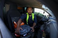 PORTO ALEGRE, RS, BRASIL, 10-07-2025: Motoristas autônomos estão trocando o trabalho em aplicativos de corridas por entregas de mercadorias. Além de receber mais, segundo eles, há como ter uma rota pré-determinada. Na foto: Deives Lael, trocou o serviço de corridas em aplicativo por entregas de encomendas. Foto: Camila Hermes/Agencia RBS<!-- NICAID(16078013) -->