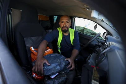 PORTO ALEGRE, RS, BRASIL, 10-07-2025: Motoristas autônomos estão trocando o trabalho em aplicativos de corridas por entregas de mercadorias. Além de receber mais, segundo eles, há como ter uma rota pré-determinada. Na foto: Deives Lael, trocou o serviço de corridas em aplicativo por entregas de encomendas. Foto: Camila Hermes/Agencia RBS<!-- NICAID(16078013) -->