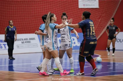 Comemoração de gol da Celemaster na Taça Brasil Feminina 2023, em Londrina-PR - 23/5/2023.