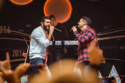 Henrique & Juliano<!-- NICAID(15443444) -->